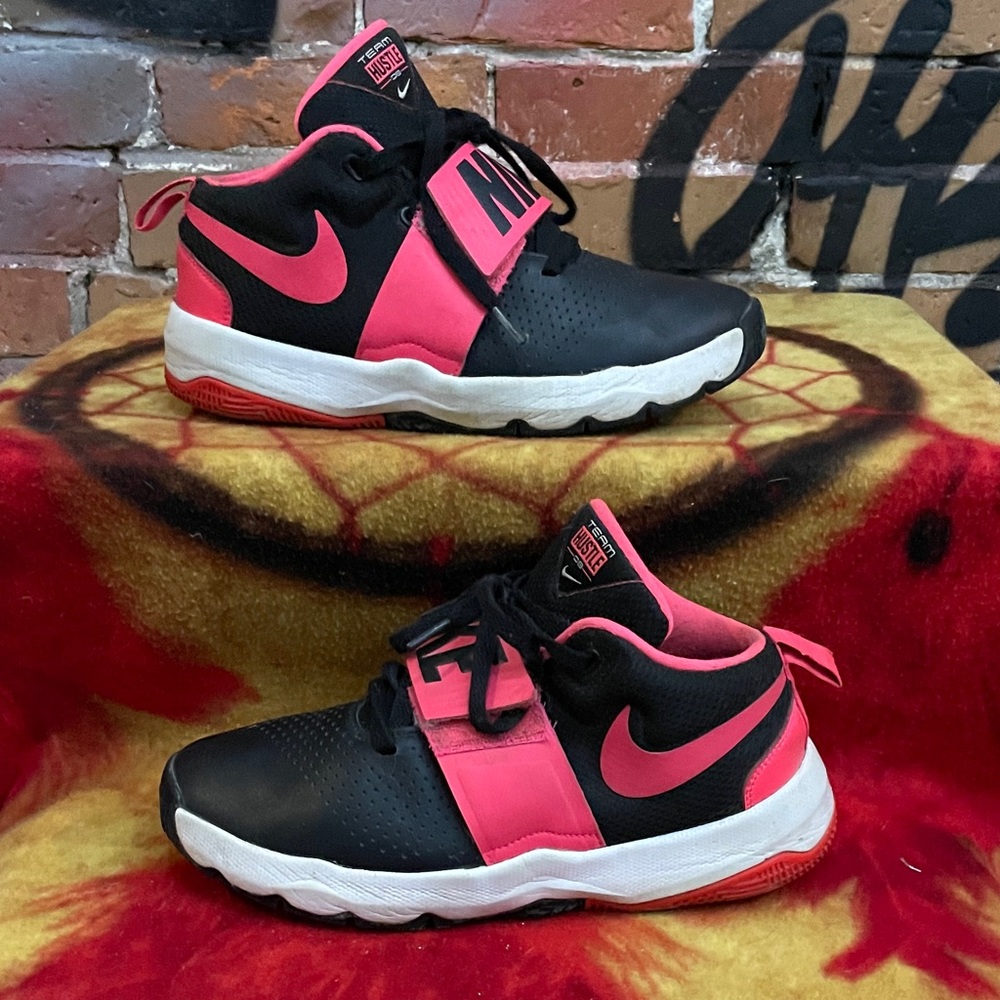 NIKE-‘Black Racer Pink' TEAM HUSTLE D8 (GS) lace-up basketball sneaker shoes
